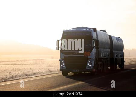 Camion-citerne FM Volvo blanc de T Rusi Oy transporte du carburant à essence ADR 33-1203 le long de la route d'hiver brumeuse à Salo, en Finlande. 10 Janvier 2020. Banque D'Images