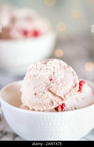 Glace à la fraise avec des morceaux de fraises dans un bol. Focus sélectif avec arrière-plan flou. Banque D'Images