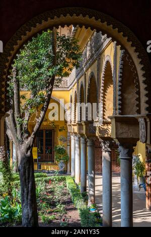 Des arches multihuiles élaborées mènent au patio principal du Palacio de las Dueñas Banque D'Images