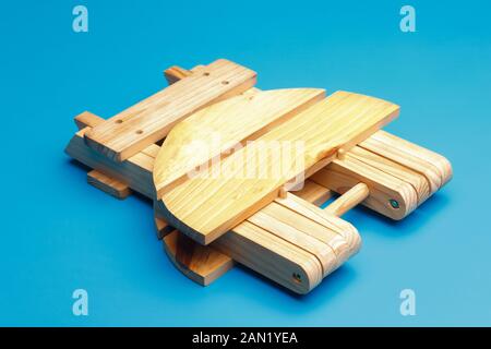 Tabouret ou petite chaise en bois plié sur une surface lisse. Ancienne petite chaise en bois pour les jeunes enfants. Tabouret pliant Banque D'Images