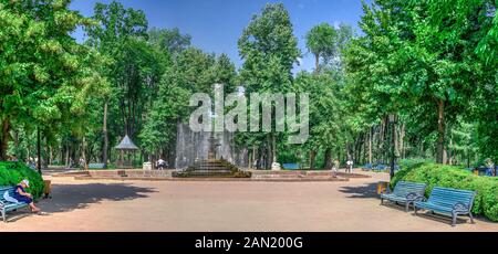 Chisinau, Moldova - 06,28.2019. Fontaine dans le Parc Central de Stefan cel Mare, Chisinau, Moldova, sur une journée ensoleillée Banque D'Images