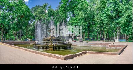 Chisinau, Moldova - 06,28.2019. Fontaine dans le Parc Central de Stefan cel Mare, Chisinau, Moldova, sur une journée ensoleillée Banque D'Images