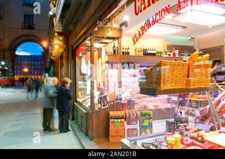 Vitrine de l'épicerie, vision de nuit. Calle de la Sal, Madrid, Espagne. Banque D'Images