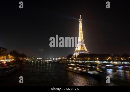 Des lumières étincelantes sur la Tour Eiffel marquent minuit le 1er janvier 2020. Banque D'Images