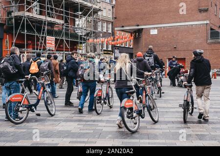 Londres, Royaume-Uni - 24 novembre 2019 : Les gens avec Santander cycles dans Chinatown, Londres. Cycles Santander font partie de l'organisme Transport for London et est populaire Banque D'Images