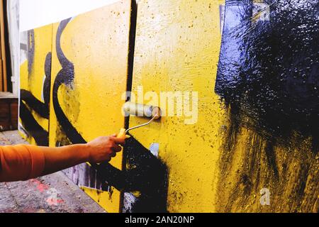 Processus de peinture de l'artiste . Artiste caucasien travaillant en studio. Abstra Banque D'Images