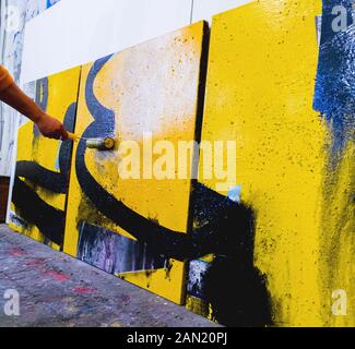 Processus de peinture de l'artiste . Artiste caucasien travaillant en studio. Abstra Banque D'Images