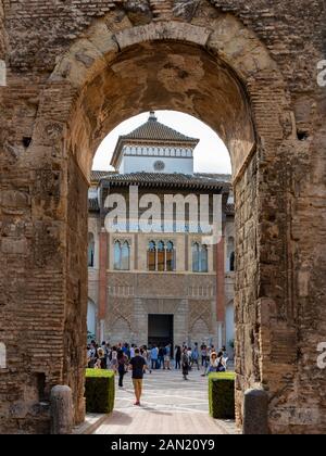 Vue sur le patio de la Monteria et la façade du Palacio de Don Pedro I depuis le patio del León, dans le palais Alcázar de Séville. Banque D'Images