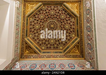 Le plafond Renaissance élaboré du Cuarto del principe dans le palais de l'Alcazar avec sa décoration polychrome, mocarabe tridimensionnelle et ses moulures plateresque. Banque D'Images