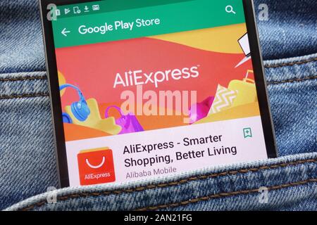 AliExpress app sur Google Play Store affiche site web sur smartphone caché dans la poche de jeans Banque D'Images