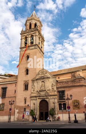 Le clocher de l'Iglesia de San Pedro, comme le reste de l'église, est un mélange de styles baroque et mudejar. Banque D'Images