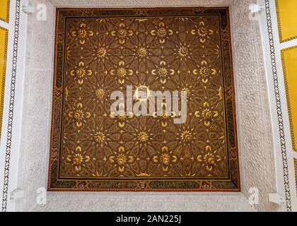 Un plafond à cercueil en quinconce d'inspiration mudejar dans une chambre de la Casa de Pilatos, Séville. Banque D'Images