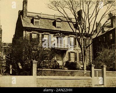 Quarante maisons historiques de Boston; une brève description illustrée des résidences de personnages historiques de Boston qui ont vécu dans ou près de la section des affaires . Maison de province Washington Street la maison qui devint plus tard la Maison de province fut érigée en 1679 par Peter Sergent, un grand marchand de Boston de son temps. En 1716, après Sergeantsfale, le domaine a été acheté pour vingt-trois cent livres par la Province de la baie du Massachusetts comme résidence officielle des gouverneurs royaux, tous de la vie ici. Après la Révolution, la résidence, puis la propriété du Stateof Massachusetts Banque D'Images