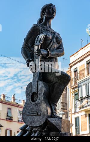 Jesús Gavira Alba's 1994 Monumento 'Triana al arte flamenco' sur la Plaza del Altozano, Triana. Banque D'Images