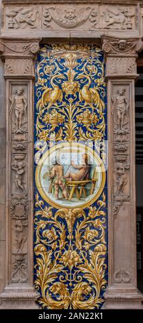 Un bel exemple de l'art des fabricants de céramique Triana Azulejos sur le mur du Centro Ceramica Triana dans l'ancienne usine Ceramica Santa Ana. Banque D'Images