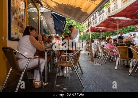 Vous pourrez savourer un déjeuner le samedi après-midi au patio San Eloy Bodega, dans la Calle de San Jacinto. Banque D'Images