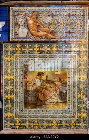 Un bel exemple de l'art des fabricants de céramique Triana Azulejos sur le mur du Centro Ceramica Triana dans l'ancienne usine Ceramica Santa Ana. Banque D'Images