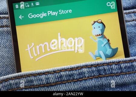 Timehop app sur Google Play Store affiche site web sur smartphone caché dans la poche de jeans Banque D'Images