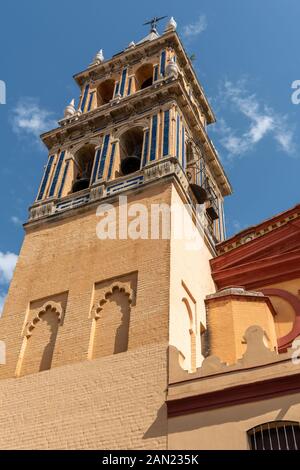 Le 14ème clocher de l'Iglesia de Santa Ana, dans la Calle Pelay Correa. Construit dans un style gothique-Mudéjar, il fut reconstruit après un séisme en 1755 Banque D'Images