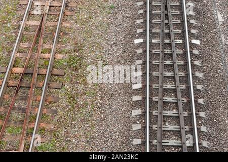 Deux voies de chemin de fer parallèle. vue d'en haut. Sur la gauche est old rusty route avec des traverses en bois. Le droit est un tout nouveau support de béton armé pour Banque D'Images