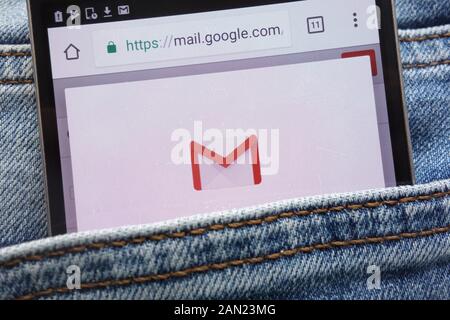 Google Mail (Gmail) site web affiché sur smartphone caché dans la poche de jeans Banque D'Images