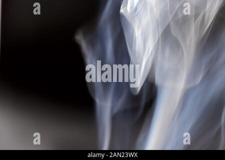 Fumée blanche sur fond gris anthracite Banque D'Images