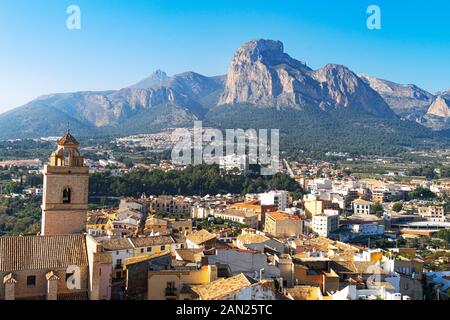 Petit village de montagne Polop de la Marina et château Polop à Polop, province d'Alicante, Costa Blanca, Espagne Banque D'Images