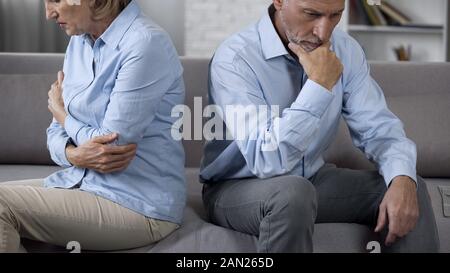 Vieillissement couple sitting on sofa tourné l'un de l'autre, la crise de la famille, querelle Banque D'Images