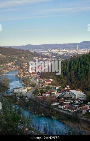 Gornji Seher ou, nouveau nom serbe Srpske Toplice, est un subarb de Banja Luka, la ville en arrière-plan. Banque D'Images