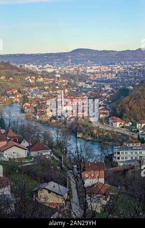 Gornji Seher ou, nouveau nom serbe Srpske Toplice, est un subarb de Banja Luka, la ville en arrière-plan. Banque D'Images