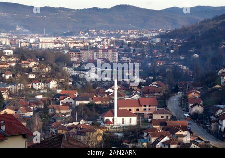 Gornji Seher ou, nouveau nom serbe Srpske Toplice, est un subarb de Banja Luka, la ville en arrière-plan. Banque D'Images