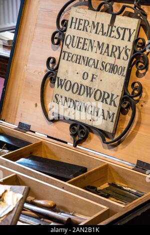 Signer et des outils de Sa Majesté la Reine Mary's Technical School de boiseries à Sandringham, England, UK Banque D'Images