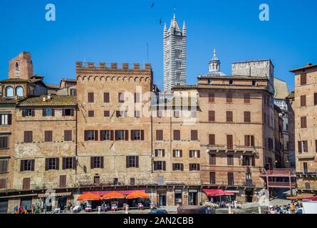 Palazzi signorili (mansionhouses) borde l'énorme espace public de la Piazza del Campo médiévale dans le centre historique de Sienne sur fond de Banque D'Images