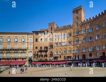 Palazzi signorili (mansionhouses) borde l'énorme espace public de la Piazza del Campo médiévale dans le centre historique de Sienne, Toscane, Italie Banque D'Images