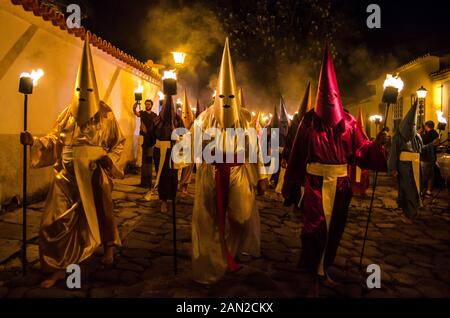 Les gens font à capuchon le Fogaréu traditionnelle procession dans les rues de la ville de Goiás, Brésil Banque D'Images