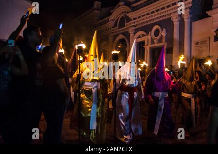 Les gens font à capuchon le Fogaréu traditionnelle procession dans les rues de la ville de Goiás, Brésil Banque D'Images