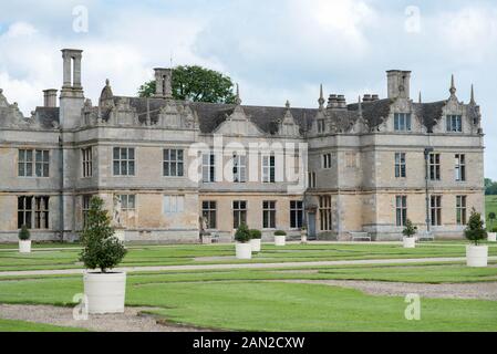 Vue extérieure de Kirby Hall près de Corby dans le Northamptonshire UK - reste du manoir élisabéthain Banque D'Images