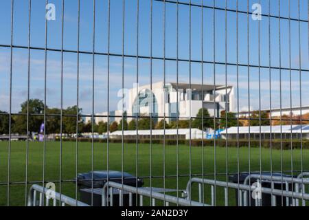 Vue de la chancellerie fédérale blured bâtiment du côté du Reichstag, Berlin 47, le plus grand marathon inline skater marathon dans le monde Banque D'Images