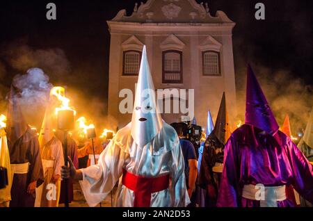 Les gens font à capuchon le Fogaréu traditionnelle procession dans les rues de la ville de Goiás, Brésil Banque D'Images