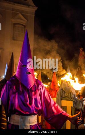 Les gens font à capuchon le Fogaréu traditionnelle procession dans les rues de la ville de Goiás, Brésil Banque D'Images