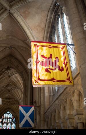 Image intérieur de la cathédrale de Peterborough, Cambridgeshire, Angleterre, RU -flags dans les cloîtres opp. ancien lieu de sépulture de Marie Stuart, reine d'Écosse Banque D'Images