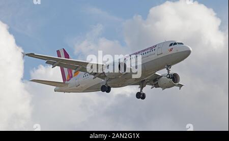 Airbus A319 Germanwings D-AKNH en approche finale à l'aéroport de Londres Heathrow LHR Banque D'Images