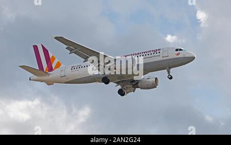 Airbus A319 Germanwings D-AKNH en approche finale à l'aéroport de Londres Heathrow LHR Banque D'Images