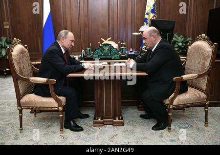 Moscou, Russie. 15 janvier 2020. Le président russe Vladimir Poutine (L) rencontre le chef du Service fiscal fédéral Mikhail Mishustin à Moscou, en Russie, le 15 janvier 2020. Le président russe Vladimir Poutine a nommé le chef du Service fiscal fédéral Mikhail Mishustine au poste de nouveau Premier ministre russe, a déclaré mercredi le Kremlin. (Ria Novosti Via Xinhua) Crédit: Xinhua/Alay Live News Banque D'Images