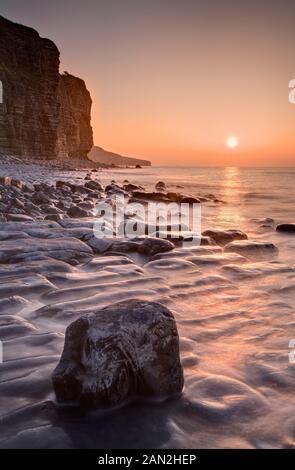 La plage à Llantwit Major, au lever du soleil, Vale of Glamorgan, Pays de Galles, la côte de Glamorgan Banque D'Images