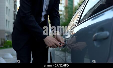 Fatigué de personne d'affaires voiture de verrouillage avec des clés, de retourner à la maison du travail, homme très occupé Banque D'Images