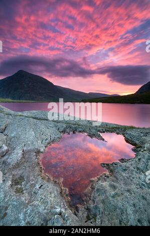 Sunrise Llyn Idwal lac glaciaire, CWM Idwal, Carnedd Dafydd montagne en arrière-plan, Galles Banque D'Images