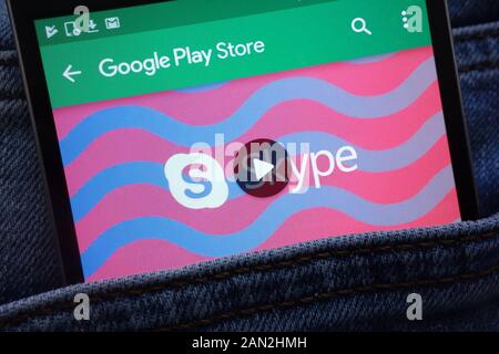 L'application Skype sur Google Play Store affiche site web sur smartphone caché dans la poche de jeans Banque D'Images