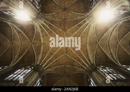 Piliers et plafond dans la cathédrale de Mariendom de Linz (Autriche), Janvier 2020 Banque D'Images