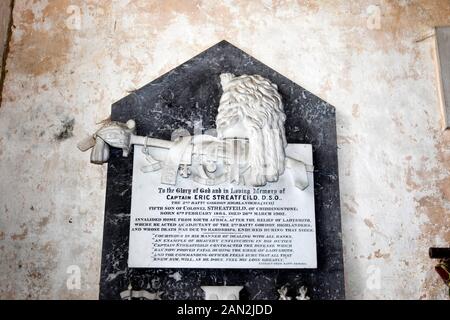 Tombstone en marbre en l'honneur du capitaine Eric Streatfeild D.S.O. à l'intérieur de l'église St Mary, Chiddingstone , Kent , Angleterre Banque D'Images